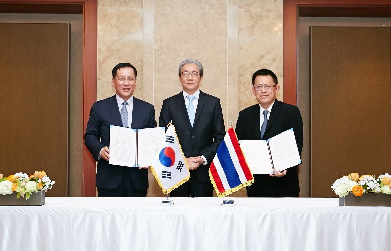 1. 한국생산성본부 MOU-기념촬영.jpg