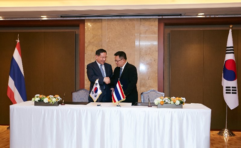 5. 한국생산성본부 MOU-악수.jpg